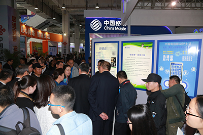 天坦移動醫(yī)、護(hù)亮相信博會，展臺前人頭攢動