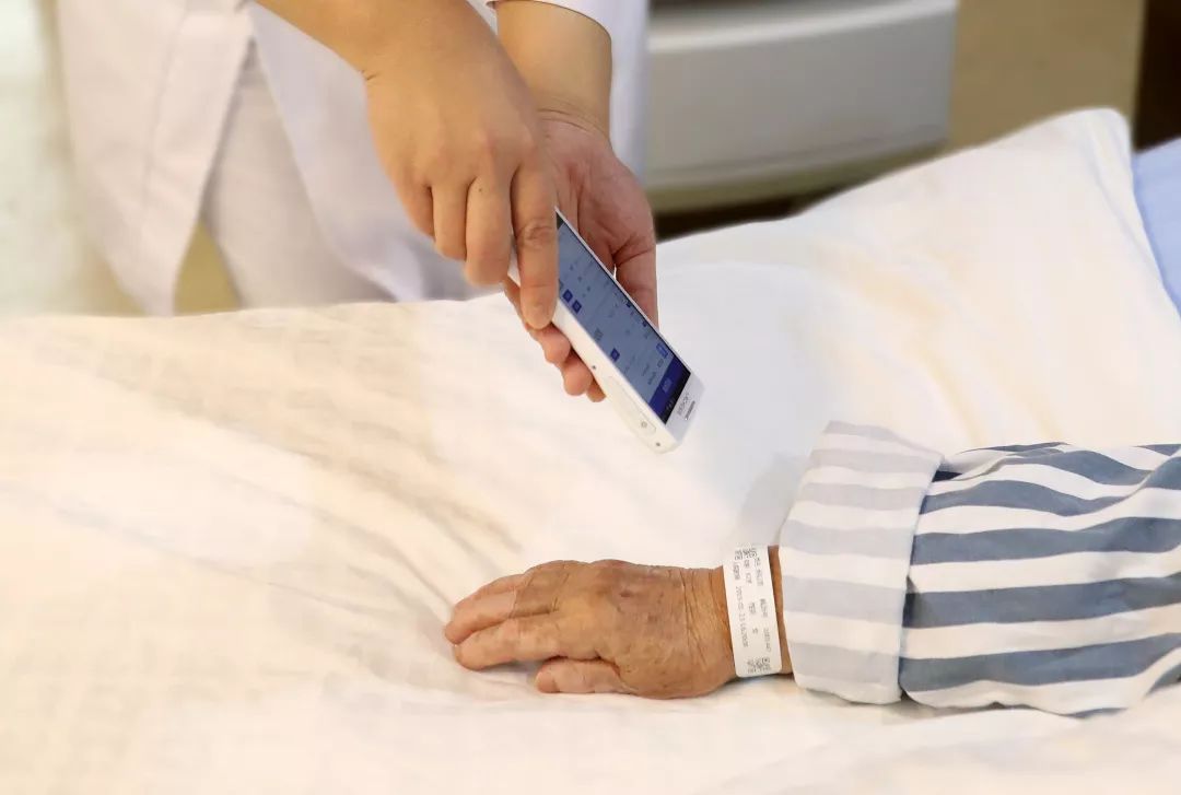 首發(fā)丨走進(jìn)智慧病房，用科技托起生命的重量